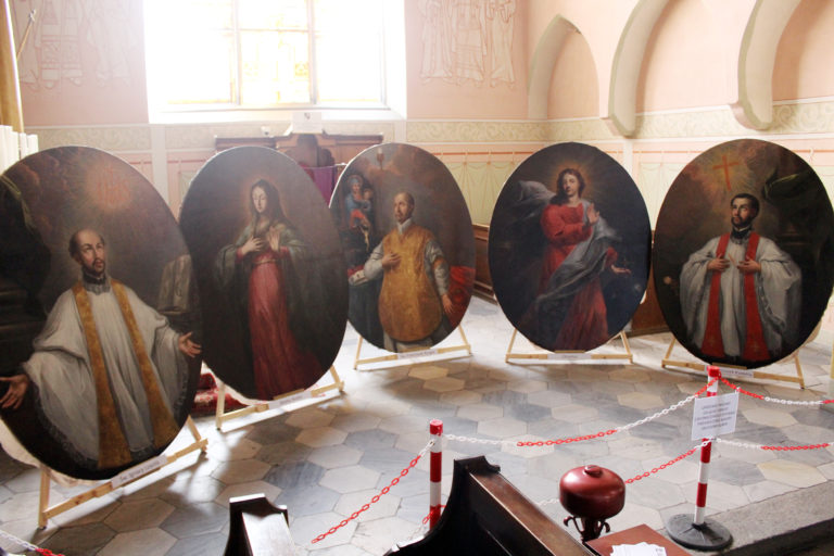 Pięć odnowionych obrazów owalnych wystawionych w kaplicy św. Józefa